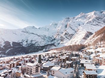 Das Saastal um Saas-Fee hält alles für deinen perfekten Winterurlaub bereit.
