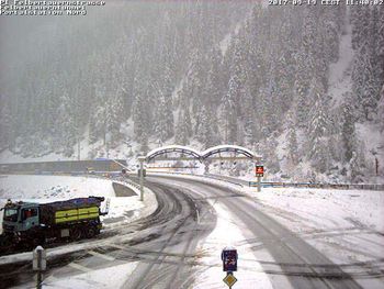 Schneebedeckte Fahrbahnen auf der Nordseite des Felberntauerntunnels.