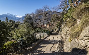 Rund um Meran gibt es zahlreiche Flaniermeilen, auf denen man bei einem gemütlichen Spaziergang herrlich entspannen kann.