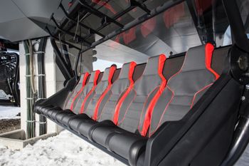 Mit gemütlichen Polstern und Wetterschutzhauben wird die Fahrt mit der neuen Sesselbahn in Willingen zum bequemen Erlebnis.