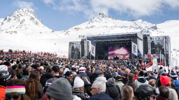 Auf einer riesigen Open-Air-Bühne mitten im Skigebiete finden in Ischgl im Frühjahr gleich vier Konzerte statt.