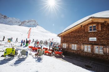 Zwischen den Abfahrten im Liegestuhl Sonne tanken. Das kann man unter anderem bis Mitte April noch in Warth-Schröcken.