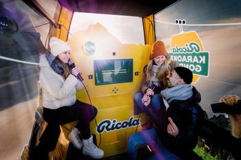 In the Ricola karaoke gondola you have a screen and two microphones at your disposal.