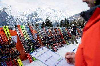 Für den SnowStyleAward werden alle Skier ungeschwärzt aufgestellt und bewertet.