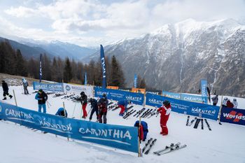 Für den Test werden alle Skier geschwärzt.
