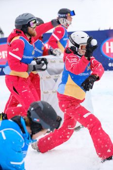 Auf dem verschneiten Spielfeld treffen Taktik, Teamgeist und gezielte Schneebälle aufeinander.