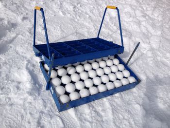 A special snowball machine from Finland ensures that each ball meets the optimum requirements in terms of size and consistency.