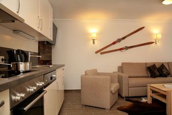 Moderne Einrichtung und nostalgische Holzski in der Residence Kristall.