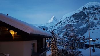 Zermatt liegt am Fuße des markanten Matterhorns.