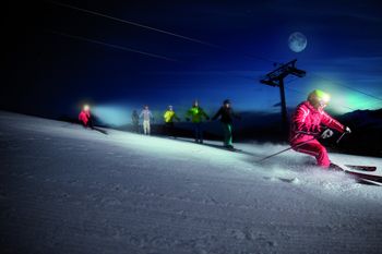 Beim Moonlight Skiing erlebst du die Pisten bei Nacht.