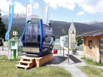 Passend zu den neuen Bahnen kündigt eine Kabine am Reschensee die bevorstehende Skigebietsverbindung an.