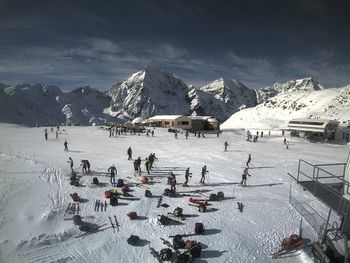 Trainingsgruppen mit umfangreichen Equipments sind auch in Sulden in diesen Tagen zahlreich zu Gast.