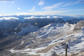 Viel Fels und wenig Schnee: Die Webcams zeigen aktuell kein winterliches Bild auf der Zugspitze.