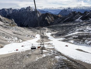 Mit Hilfe des Schneedepots konnte zwar eine Grundpräparierung geschaffen werden. Für den Saisonstart reicht dies aber lange nicht.