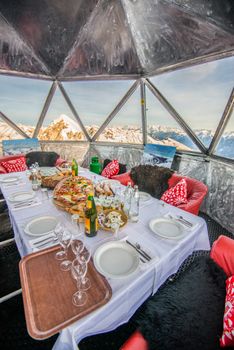 In Sportgastein genießt du ein Gourmetfrühstück mit einem einmaligen 360-Grad-Panoramablick auf rund 400 umliegende Berggipfel.
