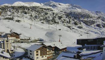 Der Wintereinbruch am Freitag hat den Weltcuphang in Zürs eingeschneit. Die Menge reicht aber nicht aus für die Durchführung der Weltcuprennen.