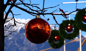 Sterntaler in Lana - Blick vom weihnachtlich geschmückten Lana in die Berge