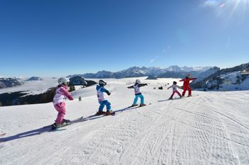 In der Almenwelt Lofer bieten zwei Skischulen Kurse an.