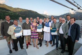 On Lake Zell, the representatives of the seven mountain railways have sealed the new network.