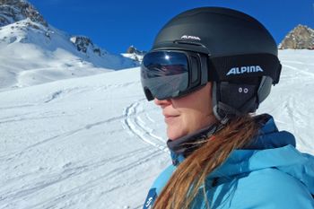 Helm und Brille sollten zusammenpassen, wie der ALPINA Gems und die Double Jack MAG Q.