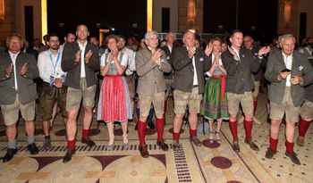 Dass die Konkurrenz stark ist, war von anfang an klar. Die Delegation aus Österreich applaudiert den Franzosen zu ihrem Erfolg.