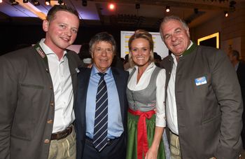 Sie blicken optimistisch in die Zukunft (v.l.): Alois Hasenauer (Bürgermeister Saalbach), Peter Schröcksnadel (ÖSV-Präsident), Alexandra Meissnitzer (ehemalige Skirennläuferin) und Bartl Gensbichler (Präsident des Salzburger Landesskiverbandes).