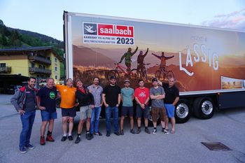 Ab nach Griechenland! Das Team aus Saalbach hat bereits den LKW für den FIS Kongress in Costa Navarino beladen.