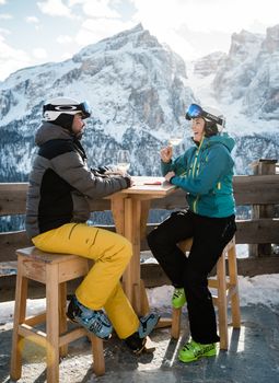 In Alta Badia kommst du in den Genuss erlesener Gastronomie und Weinen.