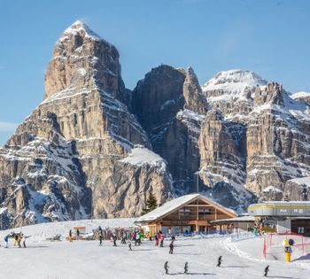 Spectacular Dolomite scenery: there is plenty to admire while skiing in Alta Badia.