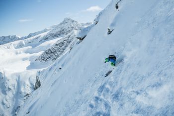 Nach dem Aufstieg geht's durch den Tiefschnee zurück ins Tal.
