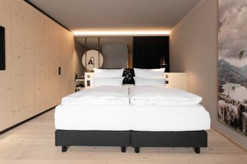 In deinem Schafgemach haben sich das Montafoner Steinschaf und Ornamente der Montafoner Tracht versteckt. Kannst du sie entdecken?