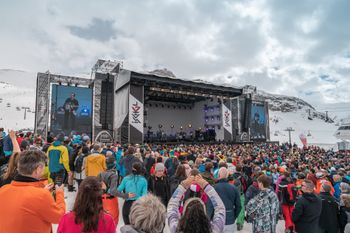 Bei den Top of the Mountain Konzerten in Ischgl stehen regelmäßig internationale Stars auf der Bühne.