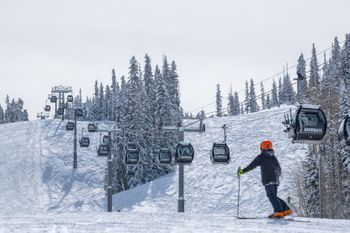 Vom Snowmass Base Village gehts mit der Elk Camp Gondola ins Skigebiet.