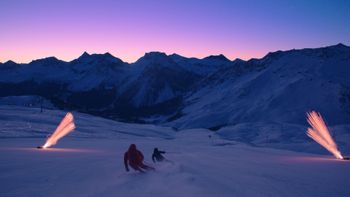 Skifahren nach Einbruch der Dunkelheit: Ein besonderes und mystisches Erlebnis.