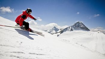 Am Hintertuxer Gletscher können Wintersportfans das ganze Jahr über Ski fahren.