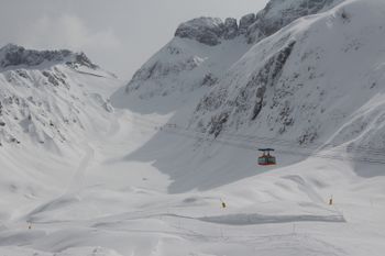 Mit der Prevala Seilbahn geht's zum gleichnamigen Gipfel. Von dort aus kann man mit dem Sedlo-Sessellift zwischen den Teilgebieten auf slowenischer und italienischer Seite wechseln.