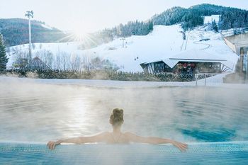 A direct view of the piste from the pool - only available in the Bad Kleinkirchheim skiing area!