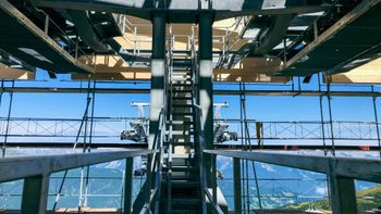 Die neue Bahn bringt dich zum höchsten Punkt im Skigebiet.