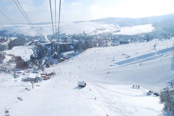 Einen schönen Blick in die Umgebung haben Wintersportler auf den Pisten am Fichtelberg.