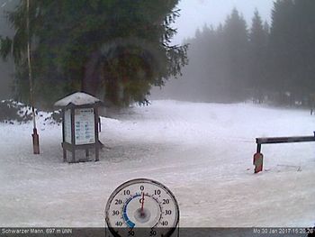 Tief verschneit präsentiert sich derzeit das Skigebiet Schwarzer Mann bei Prüm, wie auf dem Webcambild zu sehen ist.