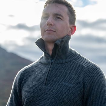 Der Ulriken Fleece Jumper von Bergans of Norway kann als Midlayer oder als Außenschicht getragen werden.