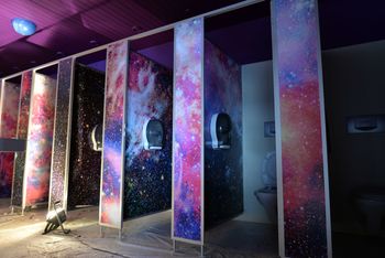 Die neuen Toiletten im Weltall-Design.