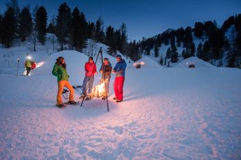 Aufwärmen kann man sich vor dem Übernachten im Iglu am Speikboden unter anderem am Feuer, in einer Sauna und in einem beheizten Pool.