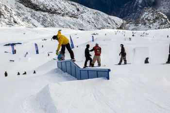 Vier verschiedene Lines und 21 Obstacles warten auf die Wintersportler.