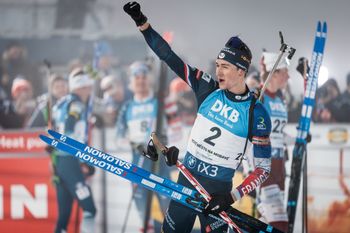 Eric Perrot schnappt sich mit seinem Massenstartsieg das gelbe Trikot.