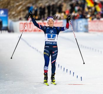 Frankreichs Schlussläuferin Lou Jeanmonnot holte für ihr Team den Sieg ins Ziel.