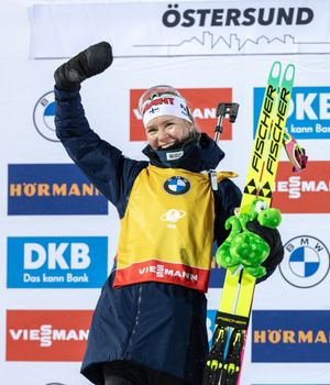 Erster Weltcupsieg für Suvi Minkkinen und dann auch gleich direkt das gelbe Trikot erobert.