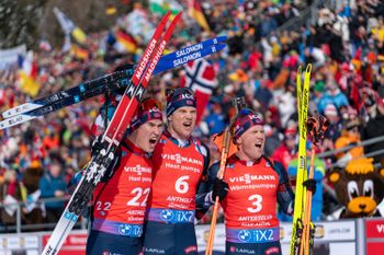 Nächster Dreifacherfolg für Norwegen im Massenstart von Antholz.