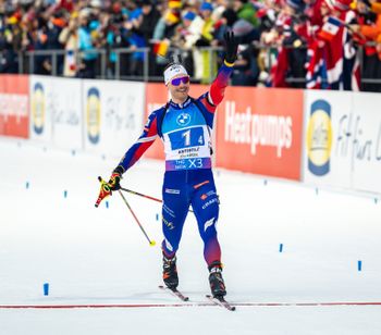 Auch ein Sturz auf der Schlussrunde konnte Emilien Jacquelin nicht stoppen und er holte den Sieg für die Franzosen.