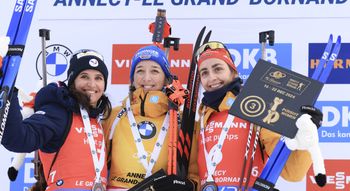 Strahlende Gesichter: Franziska Preuß gewinnt vor Julia Simon und Vanessa Voigt.